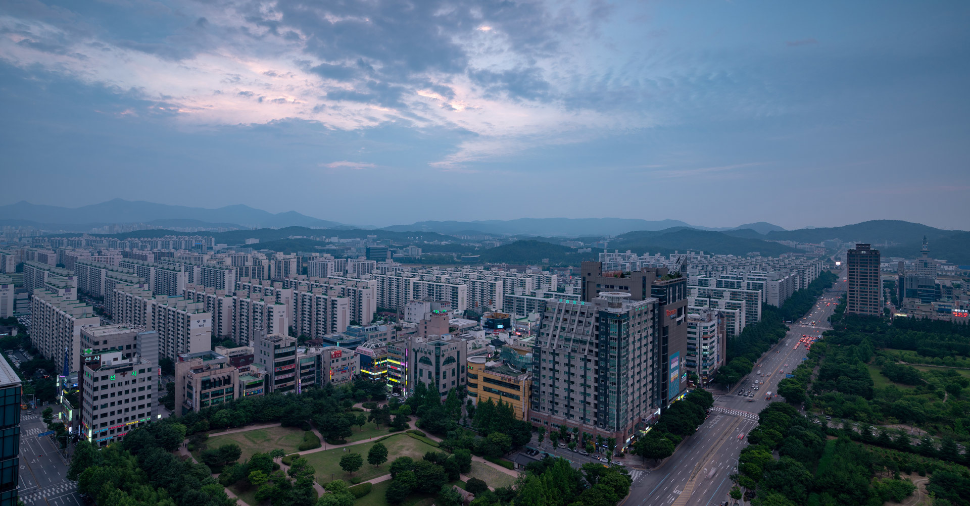 일류 경제도시|대전 시민과 함께 | 우리 협의회는 모두가 한가족처럼 항상 기쁘게 지역을 사랑하며 지역시민의 역량을 한데 모아 지역의 밝은 미래를 창조하는데 시민들의 충전소 구실을 다하고자 합니다.<br>모처럼 이룩해 놓은 대전사랑민협의회의 창립정신과 구성원 모두의 뜻을 성실하게 지키고 키워 나가는데 미력이나마 최선을 다하겠습니다.